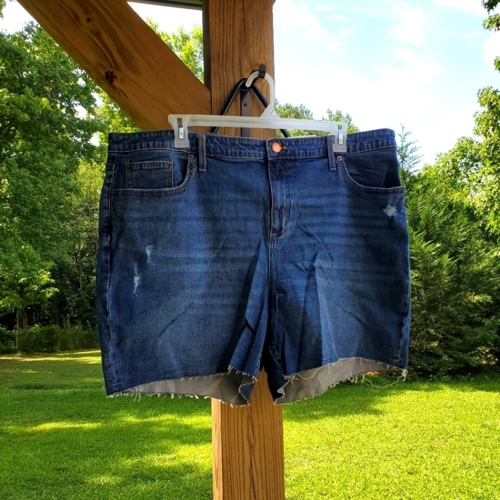 UNIVERSAL THREAD NWT distressed denim boyfriend shorts